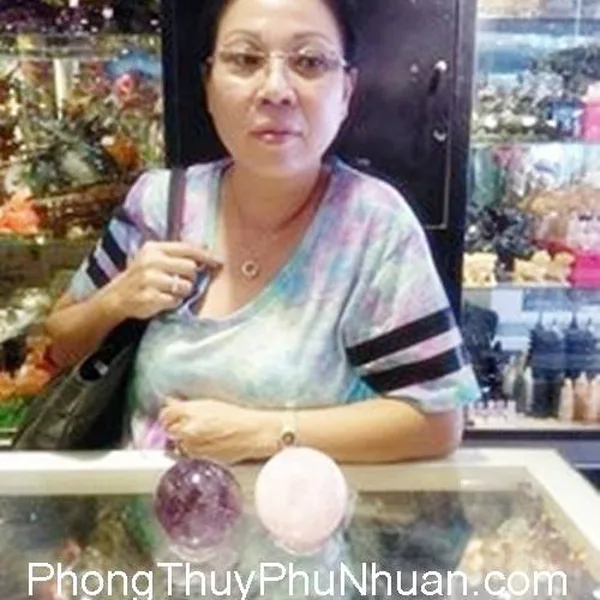 Cô Hương -Khách hàng mua quả cầu thạch anh tím QC203 và quả cầu thạch anh hồng M181