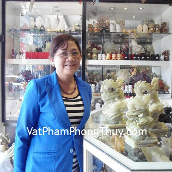 Cô Thanh Nguyên - khách hàng mua Rồng Cẩm Thạch đứng lớn