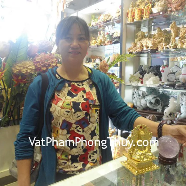 Cô Soạn - khách hàng mua quả cầu thạch anh tím HM157-3432 và phật thích ca E324