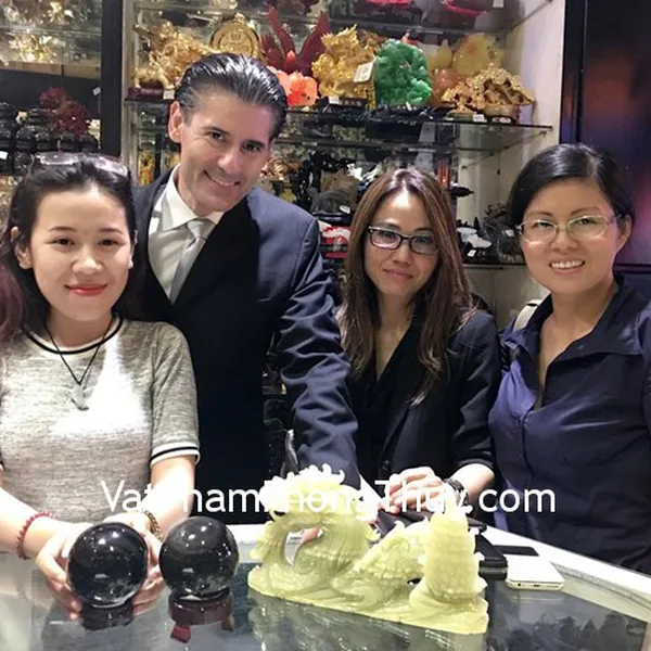 Mr Carol - khách hàng mua quả cầu thạch anh đen QC209-2765 và rồng cẩm thạch nằm lớn N076