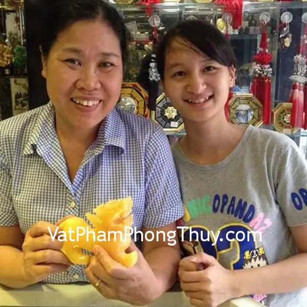 Chị Phượng- khách hàng mua tỳ hưu đá ngọc Hoàng Long DT115