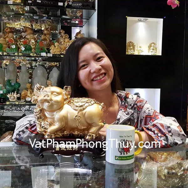 Chị Ngân - khách hàng mua tượng heo vượng tài H384G