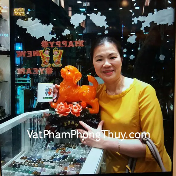 Cô Ánh - khách hàng mua tượng chó cam trên hoa mẫu đơn C013A