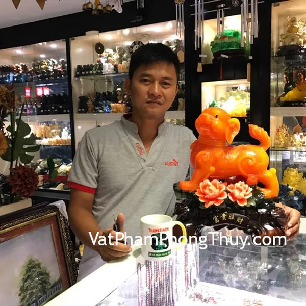 Anh Thanh - khách hàng mua tượng chó cam bên hoa mẫu đơn C013A
