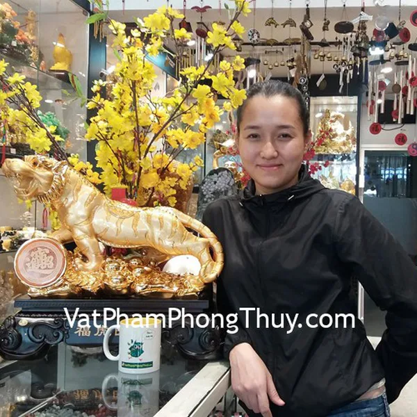 Chị Ngọc - khách hàng mua tượng hổ vàng khủng C119A
