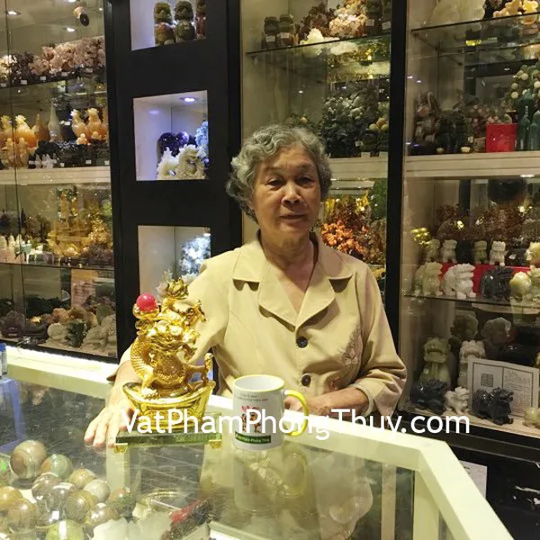 Bà Hai - khách hàng mua Rồng vàng phun châu G093A