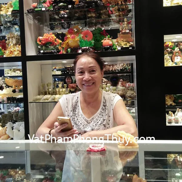 Cô Kim Hương - khách hàng mua chuỗi đá Morgan Ngân Hà A+ S6364-2345 và thiềm thừ hoàng long GM022