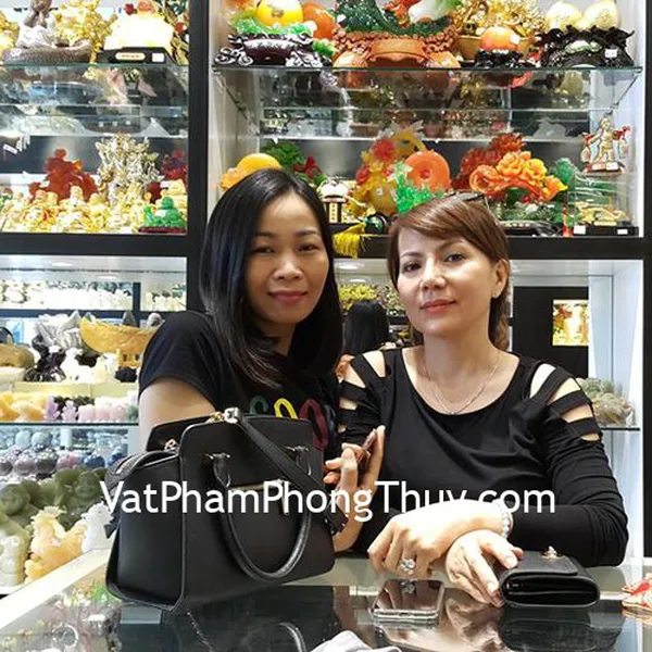 Chị Ngân và chị Tuyến - khách hàng mua vòng thạch anh tóc xanh Uruguay S6369-1703, vòng Ngọc Lam Bảo S6380-2502 và hồ ly ngọc đông linh S6345