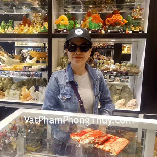 Chị Minh Thư- khách hàng mua vòng thạch anh dâu đỏ Uruguay S6359-2107, vòng ngọc Phỉ Thúy xanh đậm S6675 và vòng Tỳ hưu Phỉ Thúy 14 li S6405