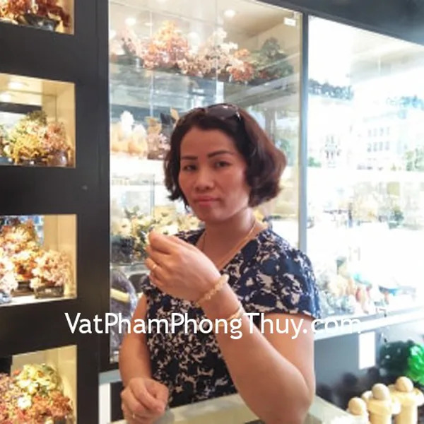Chị Tuyết- khách hàng mua chuỗi thạch anh tóc vàng