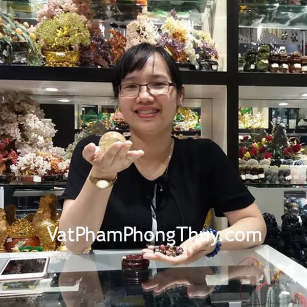 Chị Hằng - khách hàng mua quả cầu thạch anh vàng GM150-5832 và chuỗi hồng lục bảo S6660-5964