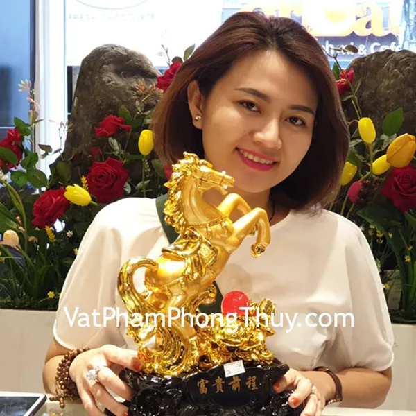 Chị Duyên - khách hàng mua tượng ngựa LN127 và mặt mẫu đơn thạch anh S6061