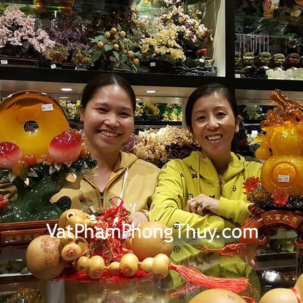 Chị Loan, chị Thi - khách hàng mua tỳ hưu đa sắc LN041, thiềm thừ thần tài LN088, LN089, gậy như ý LN209, xâu tiền chiêu tài CC2024, CC1130 và một số vòng trang sức S6837, S6793....