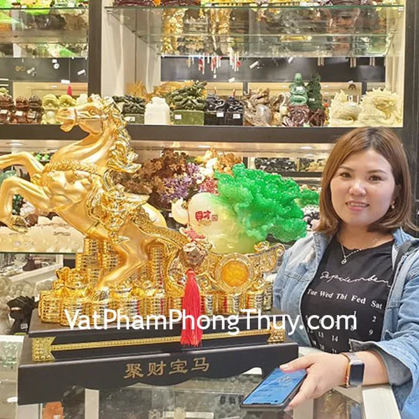 Chị Thư - khách hàng mua tượng ngựa LN120, thiềm thừ LN087 và tượng di lạc đồng D316