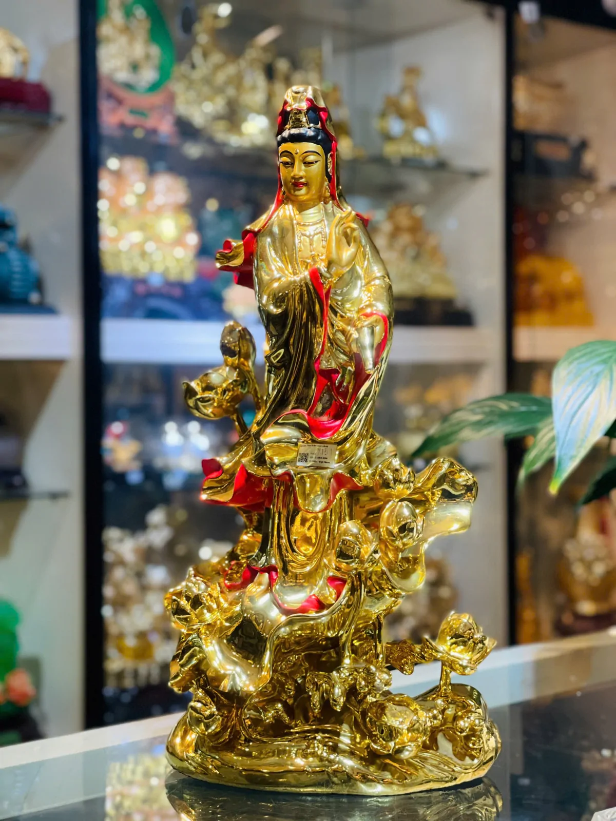 Quan âm trên sen vàng Y151