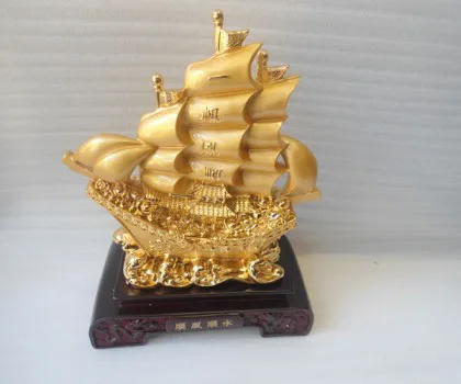 Thuyền buồm vàng trên đế gỗ vừa-thuận phong thuận thủy FK165M
