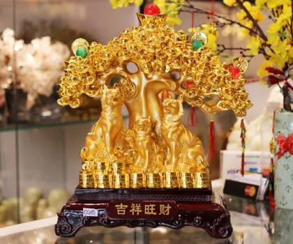 Gia đình chó vàng bên cây đại thụ vàng - Cát tường vượng tài C015A
