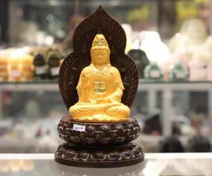Phật quan tâm vàng sa kim ngồi trên đế sen gỗ C138A