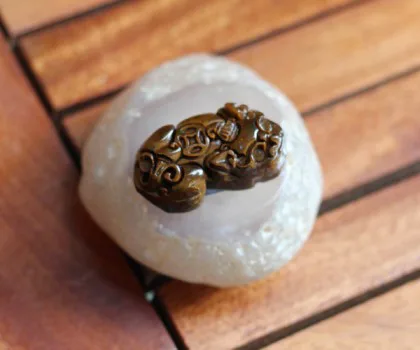 Mặt tỳ hưu mắt mèo cõng tiền trung FS6728
