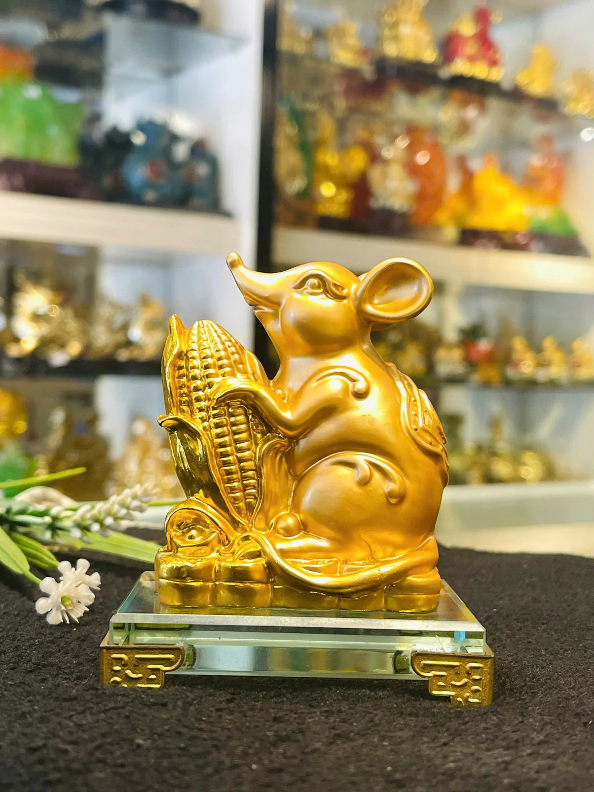 Chuột vàng ôm bắp vàng trên đế thuỷ tinh TM030