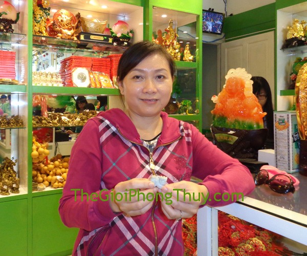Chị Huỳnh Thị Quế Hương - Khách hàng sở hữu Tỳ Hưu đá quý may mắn FS689
