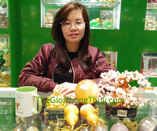 Chị Lâm-Khách hàng mua Cây tài lộc thạch anh hồng kiểu nhật nhỏ FKC027,Qủa cầu thạch anh vàng non FM191-F3-2800,Phật Di Lạc vàng cầm nén vàng ngồi trên đống vàng đế thủy tinh FG144A.
