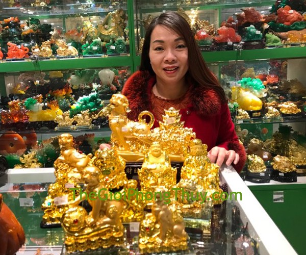 Cô Thanh Vân-Khách hàng mua Chó vàng kéo xe vàng FC023A,Thiềm thừ vàng nhỏ để thủy tinh FK149M,Chó vàng trên gậy như ý FC036A,Chó vàng ôm hồ lô vàng FC035A,Chó săn vàng trên như ý FC034A,Chó vàng dáng khỉ trên như ý FC032A,Thiềm thừ vàng trên đế gỗ FC065A và Thần tài thổ địa vàng trung FC145A.