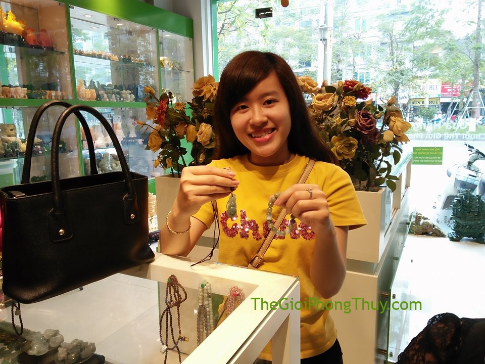 Chị Nhạn - khách hàng mua Chuỗi Phỉ Thúy xanh đậm A+ 10li  FS6397-1137 và Mẫu đơn phỉ thúy kiểu mới A+++  FS6501-F4-1670