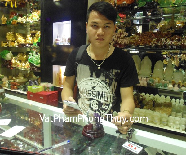 Anh Quang - khách hàng mua bông thạch anh tím TAT-01-1368 và di lạc Myanmar S839