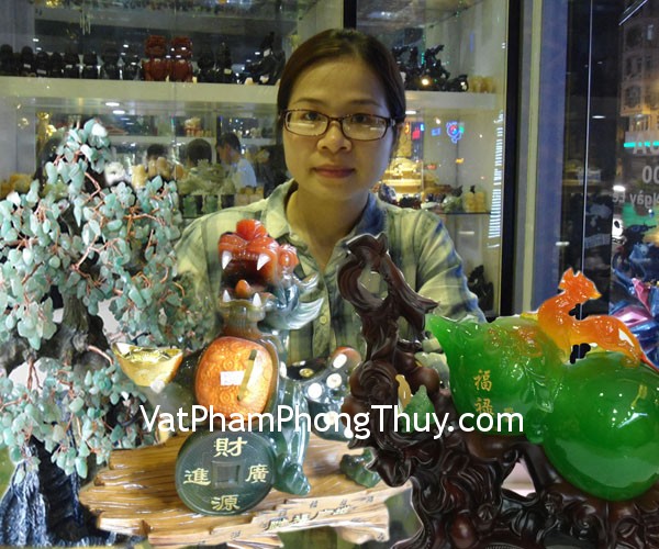 Chị Lan - khách hàng mua cây tài lộc Đông linh, tỳ hưu xanh và tượng hồ lô xanh