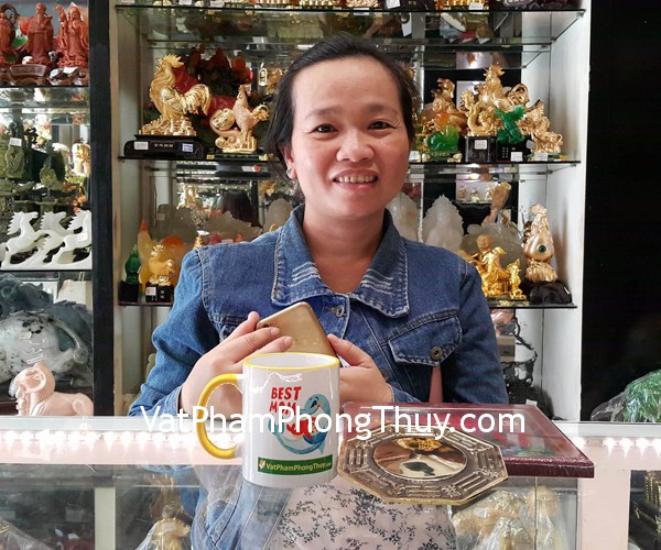 Chị Thúy - khách hàng mua bát quái đồng lồi D227 và tranh sơn hải trấn K1226