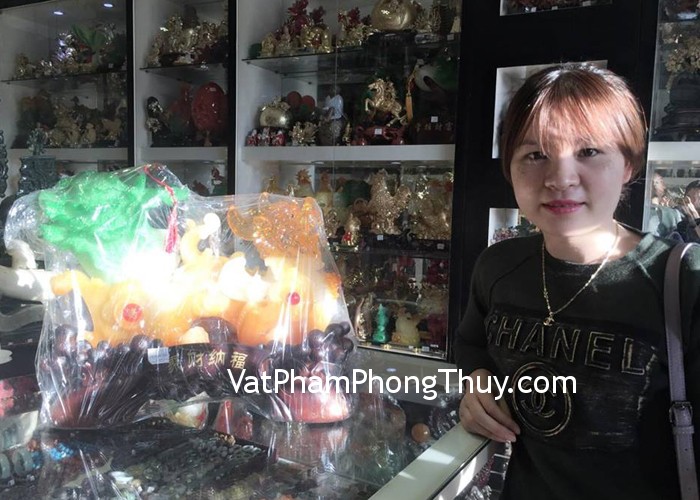 Chị Hòa - khách hàng mua tượng tỳ hưu keó cải G165A