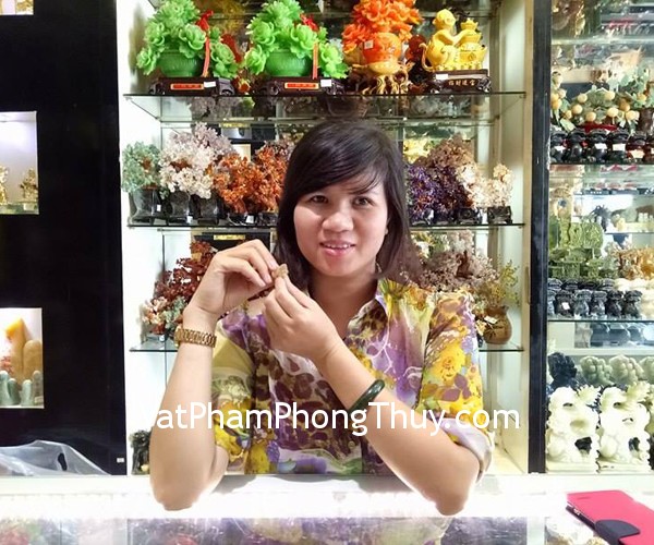 Chị Lan - khách hàng mua mặt tỳ hưu thạch anh vàng S764 và mặt phật di lạc phỉ thúy S6316