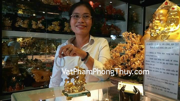 Cô Hương - khách hàng mua chuỗi mẫu đơn ngọc phỉ thúy A 10li S6404, và tượng rồng cá chép vượt vũ môn G099A