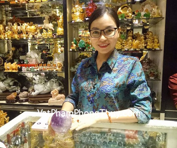 Chị Linh - khách hàng mua  cầu thạch anh tím GM142 và chuỗi đá mặt trời S6363