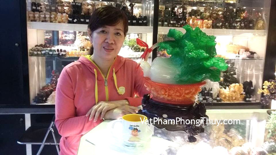 Cô Lý - khách hàng mua bắp cải trên giỏ mẫu đơn H187G