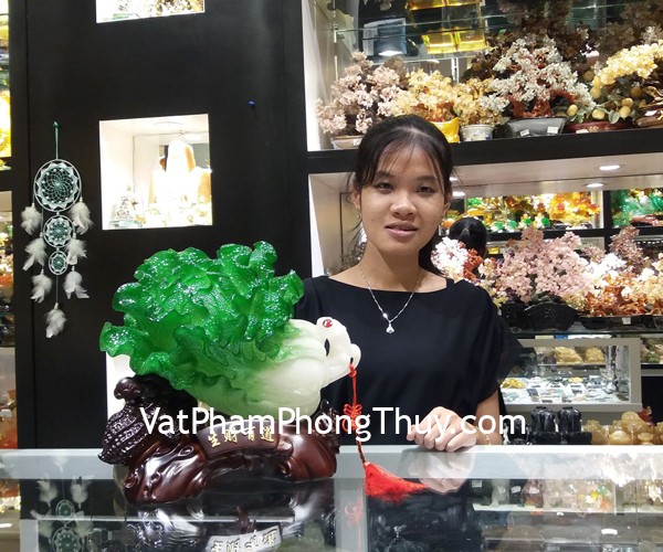 Chị Vân - khách hàng mua tượng bắp cải xanh trên củ lạc LN075